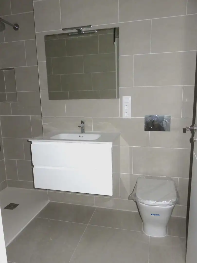 Badezimmer von Wohnungen zur Miete in Valencia mit Klimaanlage, Abstellraum und Balkon