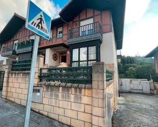 Vista exterior de Casa adosada en venda en Castro-Urdiales amb Terrassa i Balcó