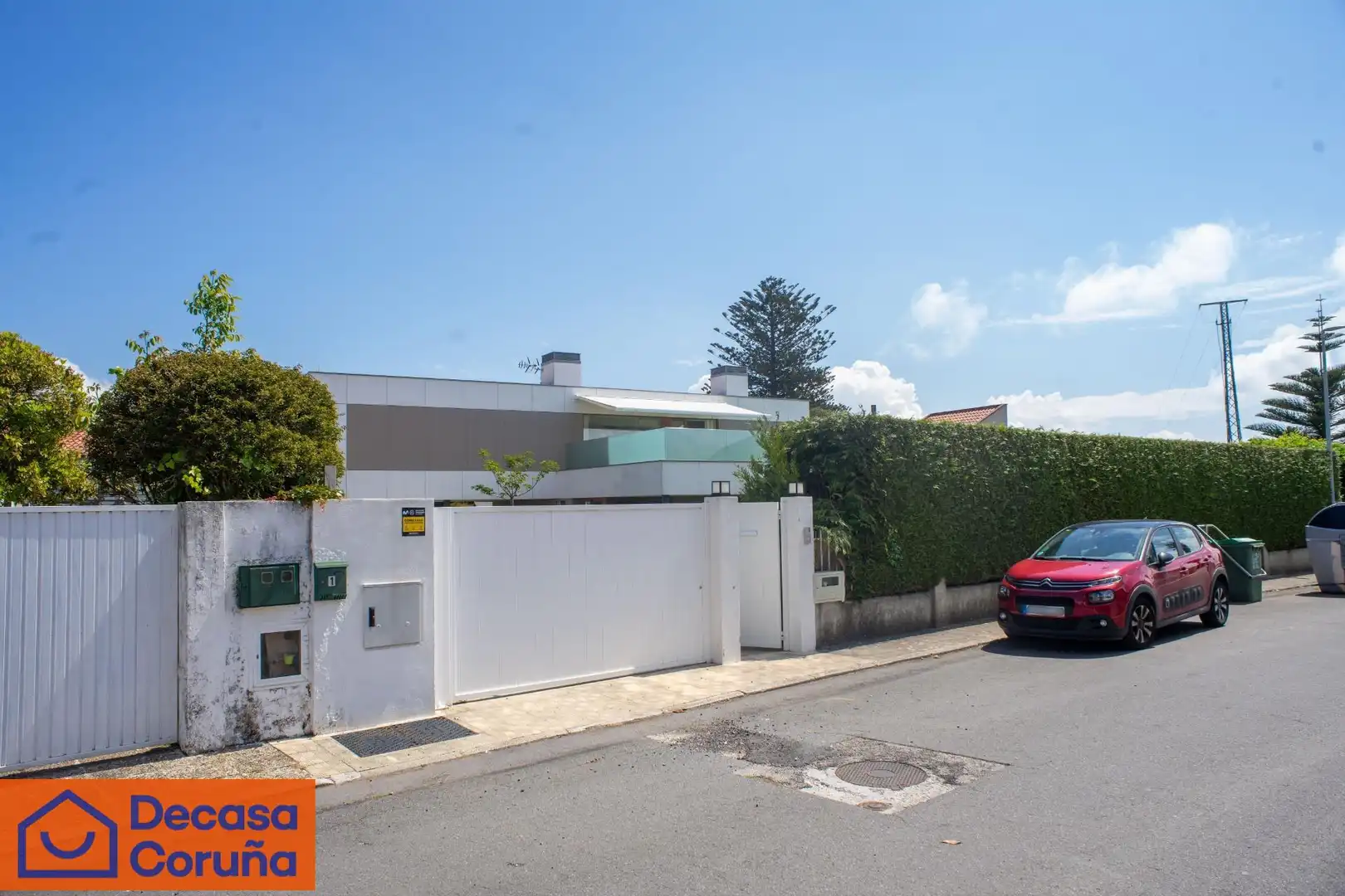 Vista exterior de Casa o xalet en venda en Oleiros amb Aire condicionat, Calefacció i Jardí privat