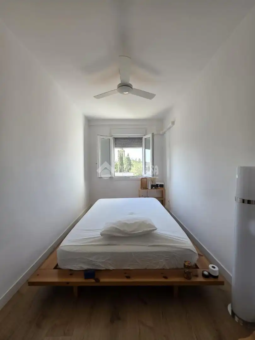 Bedroom of Flat for sale in Sevilla  with Air Conditioner, Terrace and Balcony