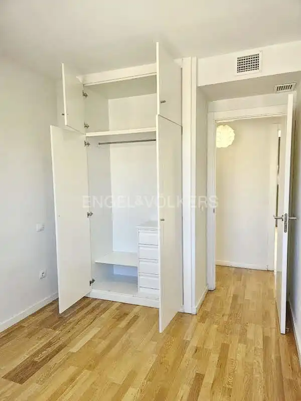 Schlafzimmer von Dachboden zur Miete in Madrid mit Klimaanlage, Heizung und Terrasse