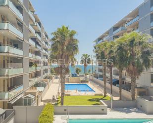 Vista exterior de Apartament de lloguer en Badalona amb Aire condicionat i Piscina