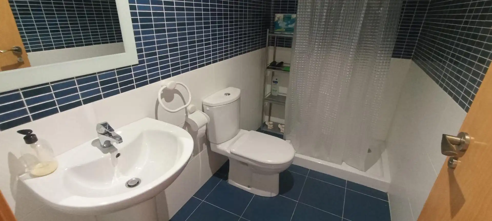 Baño de Apartamento de alquiler en Vinaròs con Aire acondicionado, Calefacción y Jardín privado