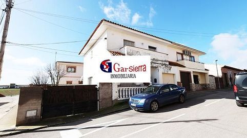 CHALET ADOSADO CON JARDIN