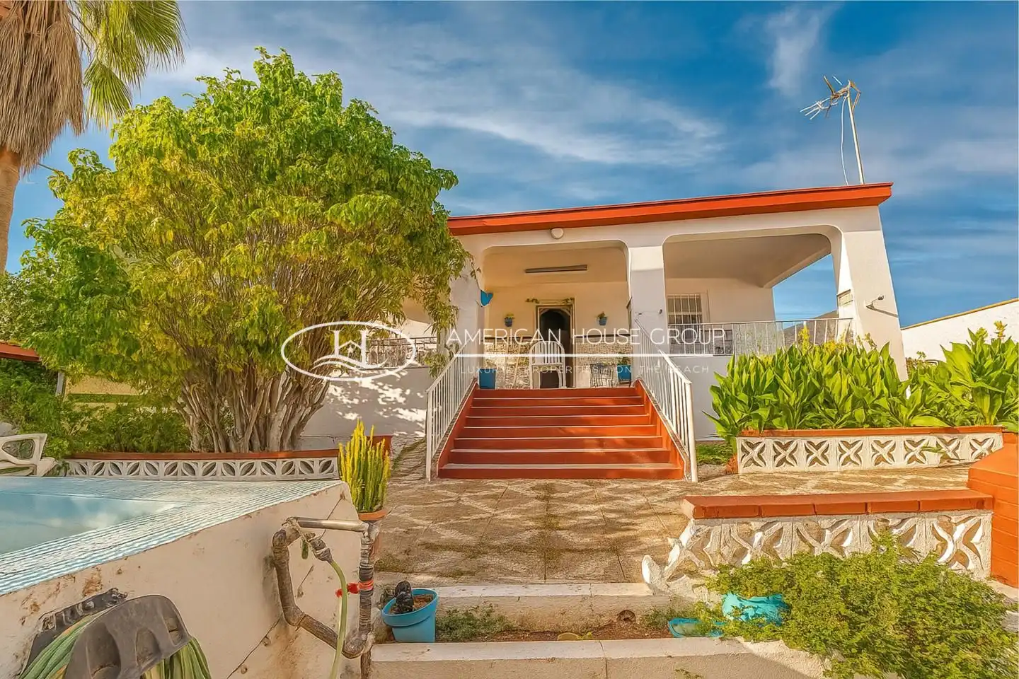 Vista exterior de Casa o xalet en venda en Chiclana de la Frontera amb Aire condicionat, Jardí privat i Terrassa