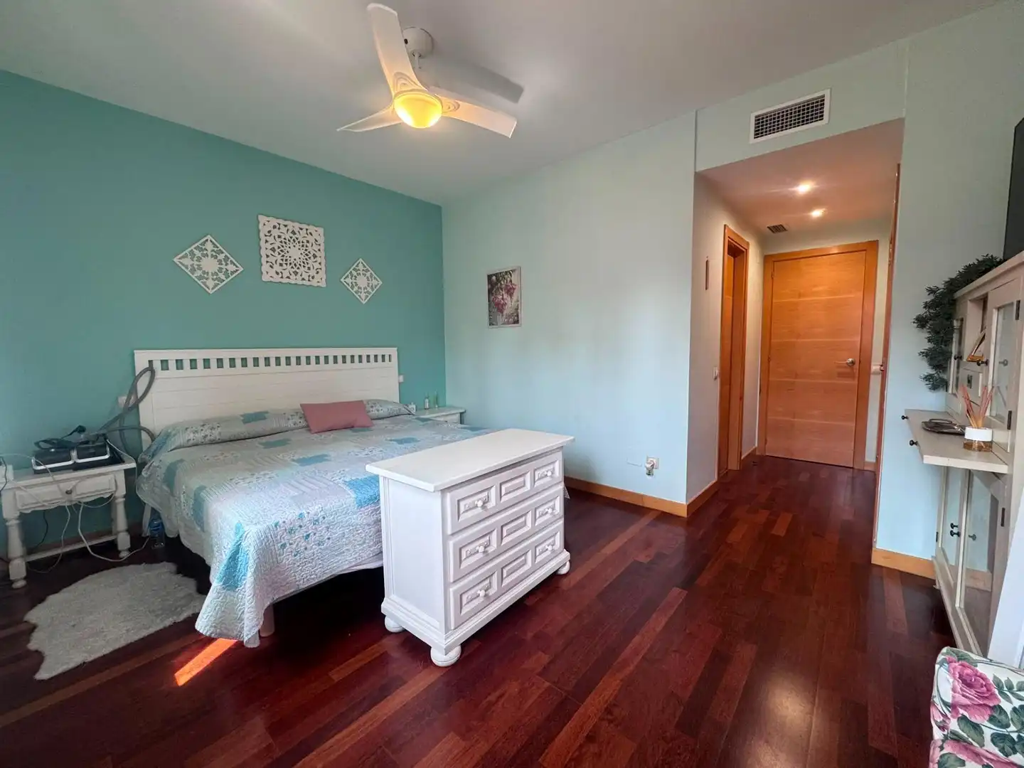 Habitación de Casa adosada en venta en Yebes con Calefacción, Balcón y Piscina comunitaria