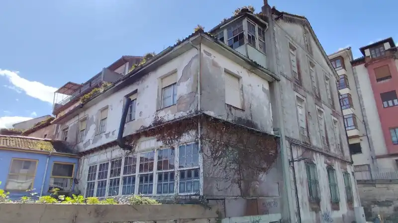 Außenansicht von Gebäude zum Verkauf in Pravia