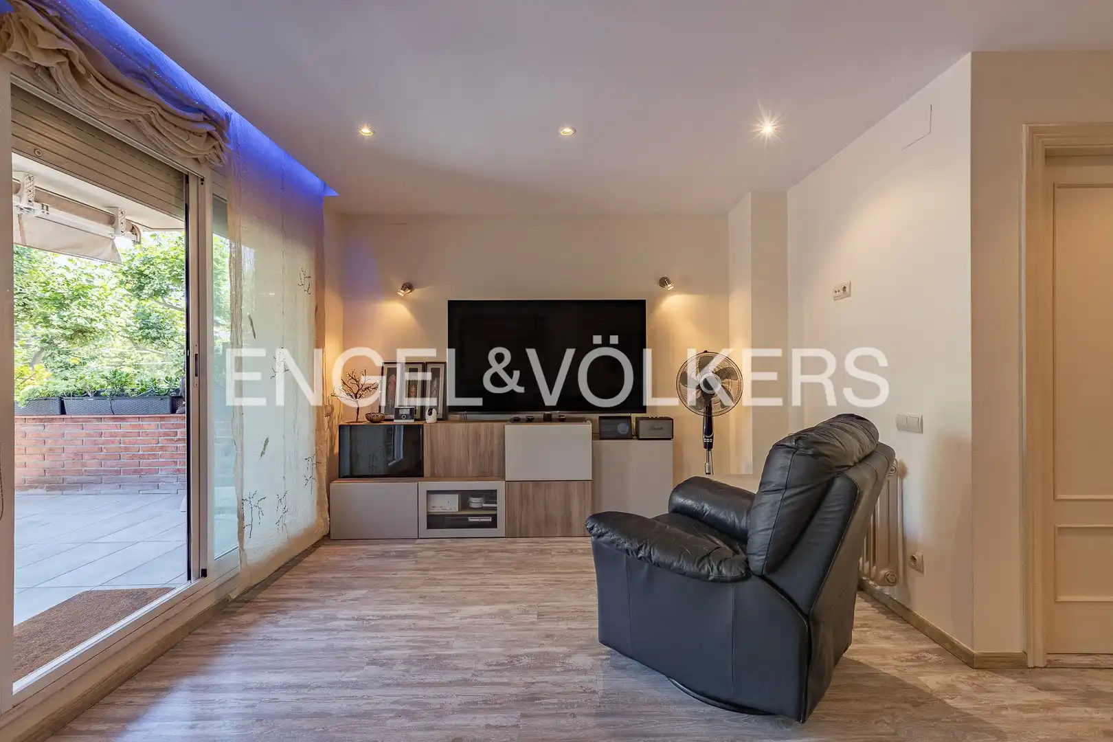 Sala d'estar de Àtic en venda en Sant Cugat del Vallès amb Calefacció, Jardí privat i Parquet