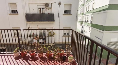 Foto 2 de Piso en venta en Calle Veinticruatro de Julio, Asdrúbal - Bahía Blanca, Cádiz Capital