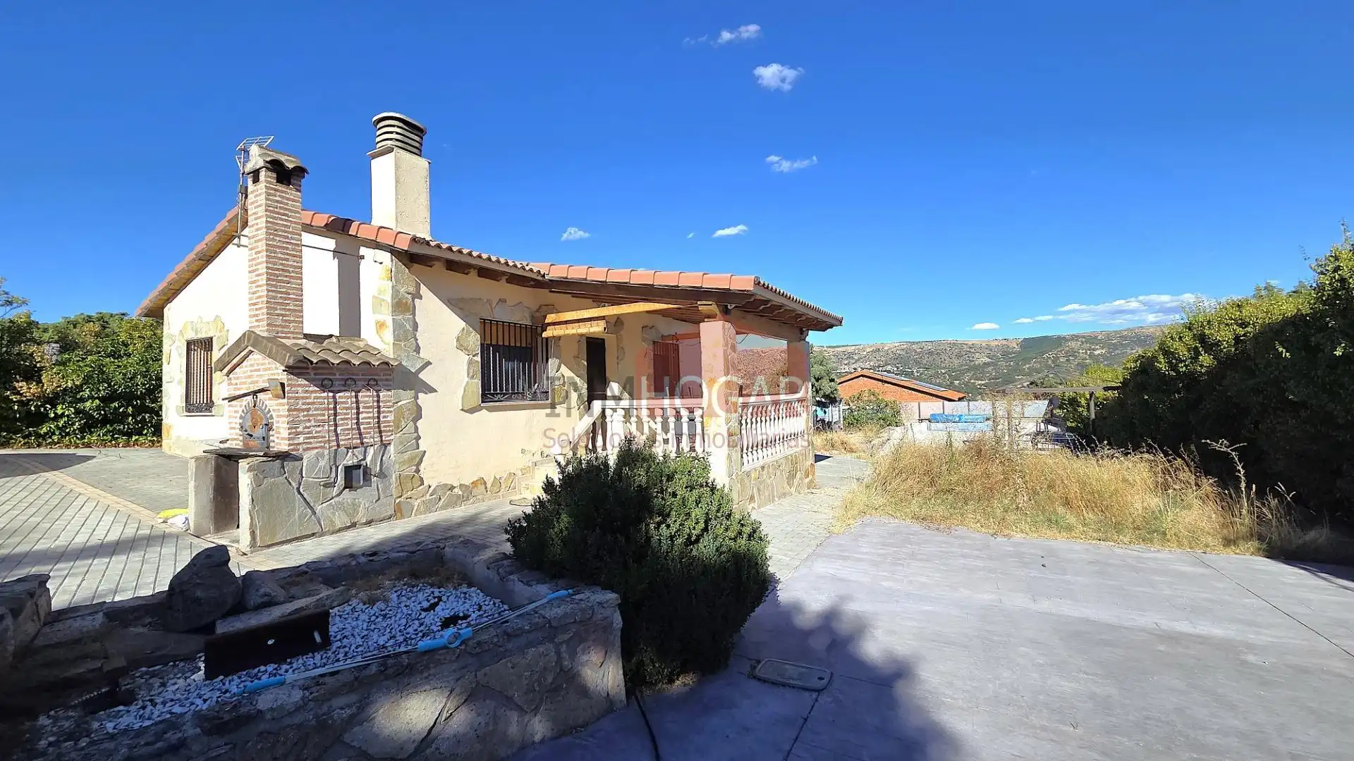 Vista exterior de Casa o xalet en venda en Santa Cruz de Pinares amb Aire condicionat, Calefacció i Jardí privat
