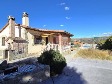Xalet amb piscina en venda a Santa Cruz de Pinares