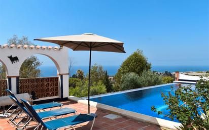 Piscina de Casa o xalet en venda en Vélez-Málaga amb Aire condicionat, Jardí privat i Terrassa