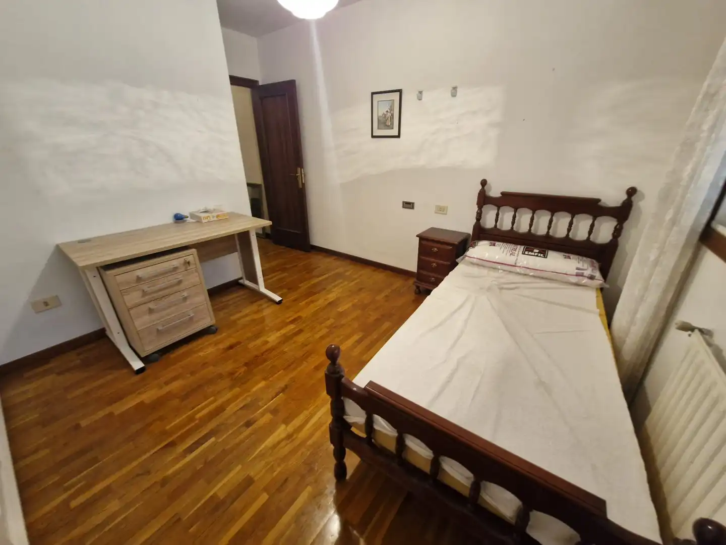 Dormitori de Pis de lloguer en Ourense Capital  amb Calefacció, Parquet i Moblat