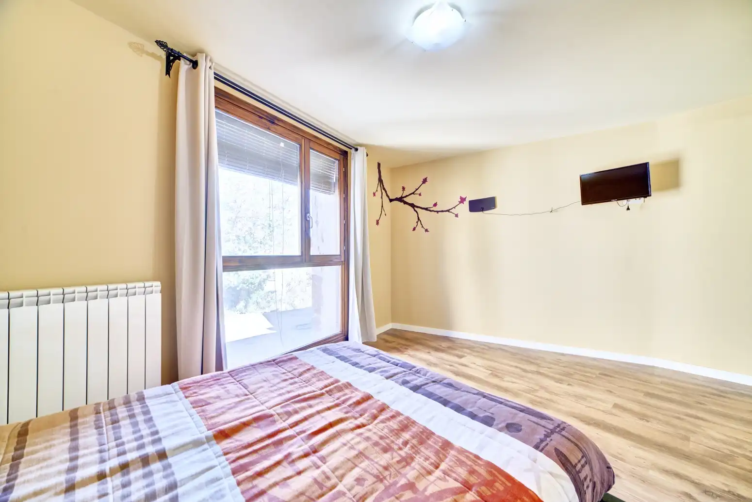 Schlafzimmer von Dachboden zum Verkauf in Undués de Lerda mit Heizung, Parkett und Terrasse
