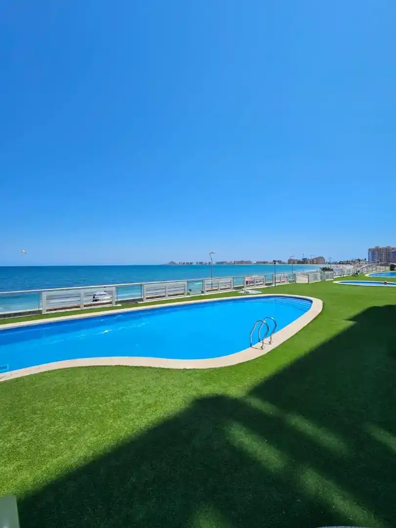 Piscina de Apartament en venda en La Manga del Mar Menor amb Aire condicionat, Piscina i Balcó