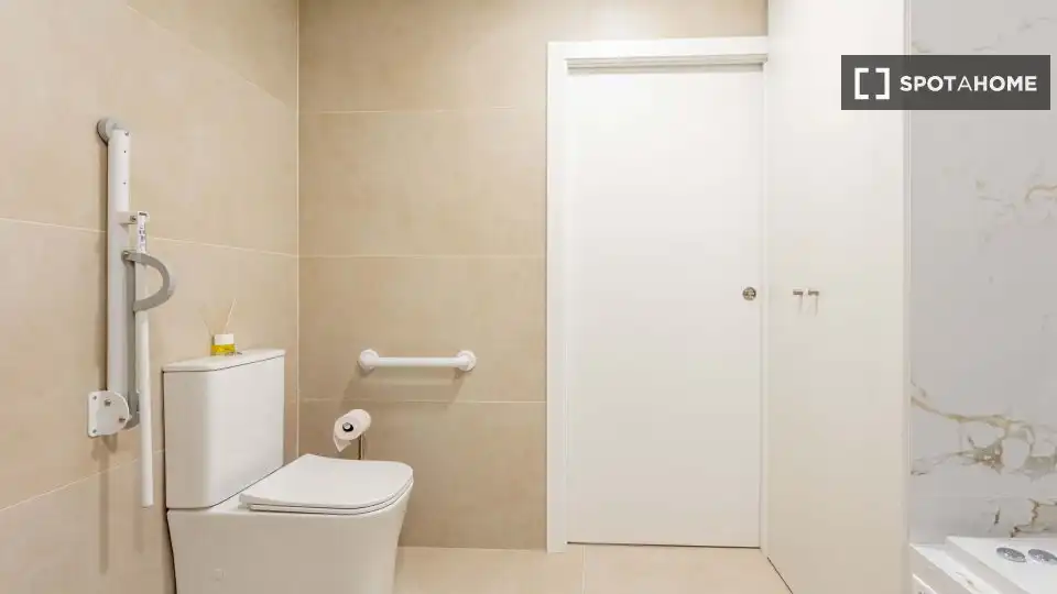 Bathroom of Flat for rent in Valencia  with Air Conditioner, Heating and Furnished