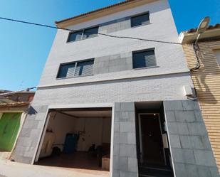 Vista exterior de Casa adosada en venda en Muel amb Calefacció, Terrassa i Moblat