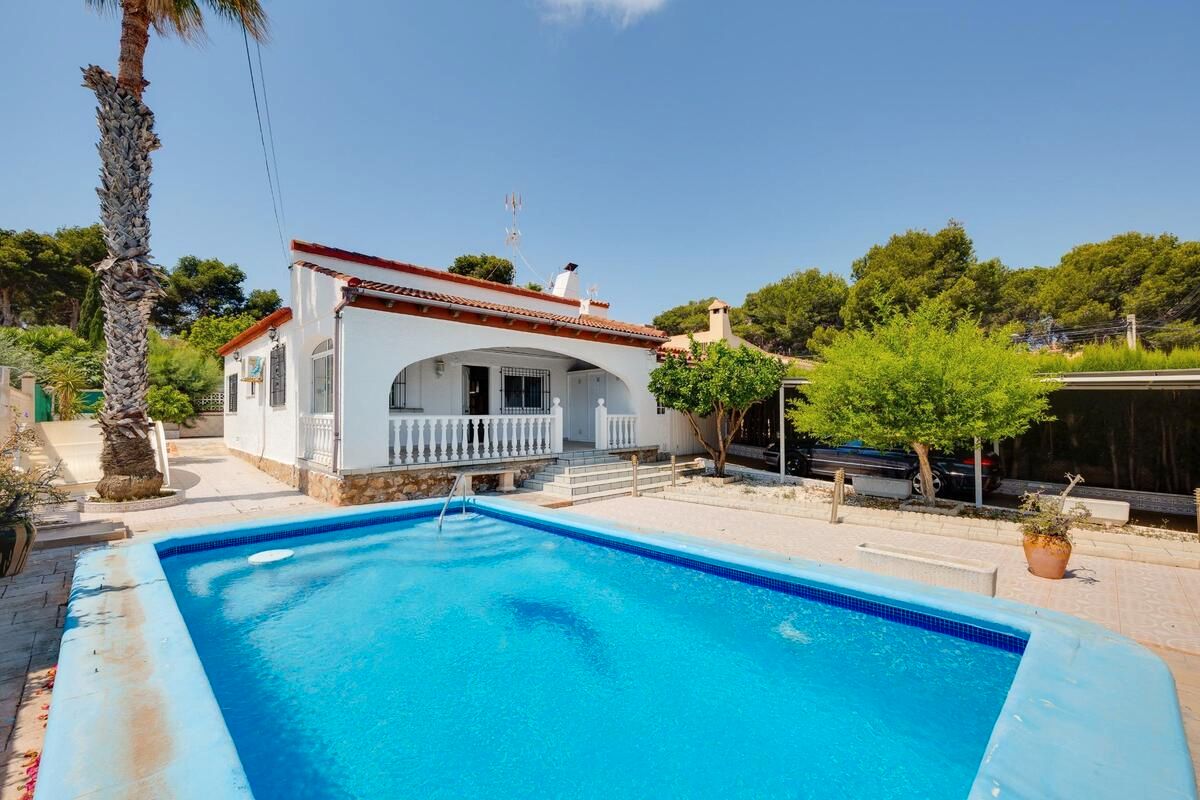 Exterior view of Single-family semi-detached for sale in Torrevieja  with Air Conditioner, Heating and Private garden