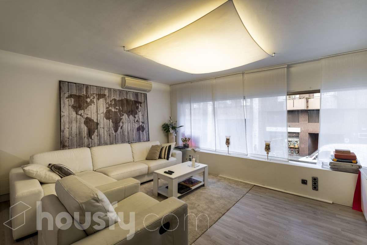 Sala d'estar de Local en venda en  Barcelona Capital amb Aire condicionat i Moblat