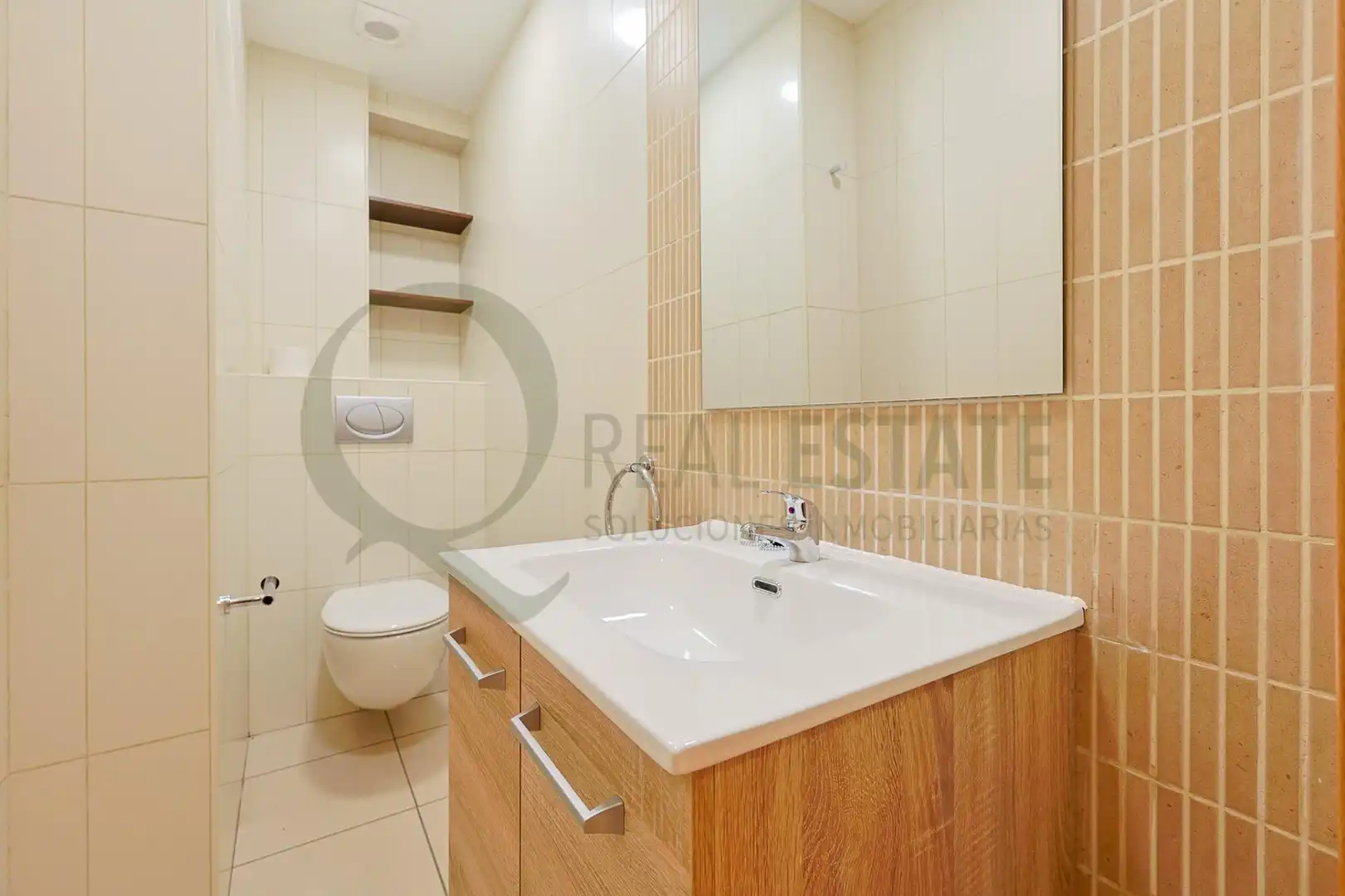 Badezimmer von Wohnung zum Verkauf in Alicante / Alacant mit Klimaanlage, Heizung und Privatgarten