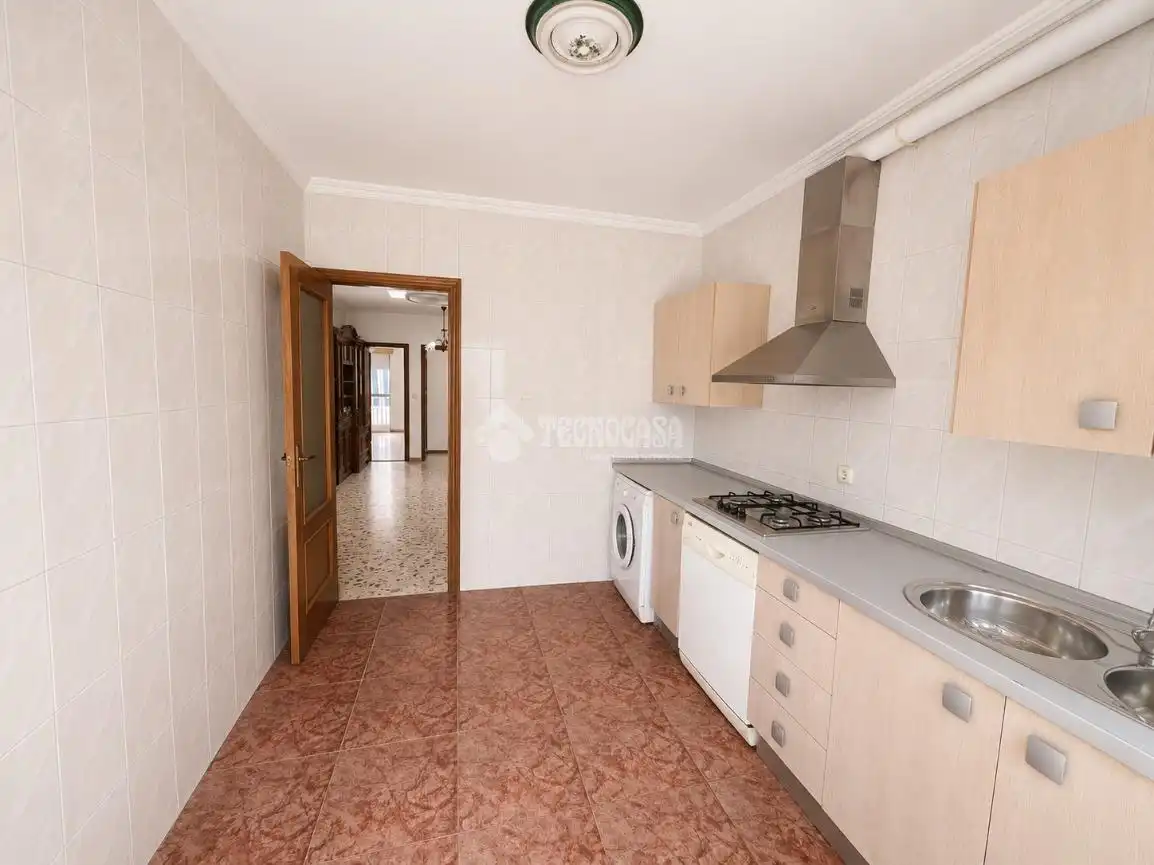 Cuina de Casa adosada en venda en La Rinconada amb Aire condicionat, Terrassa i Balcó