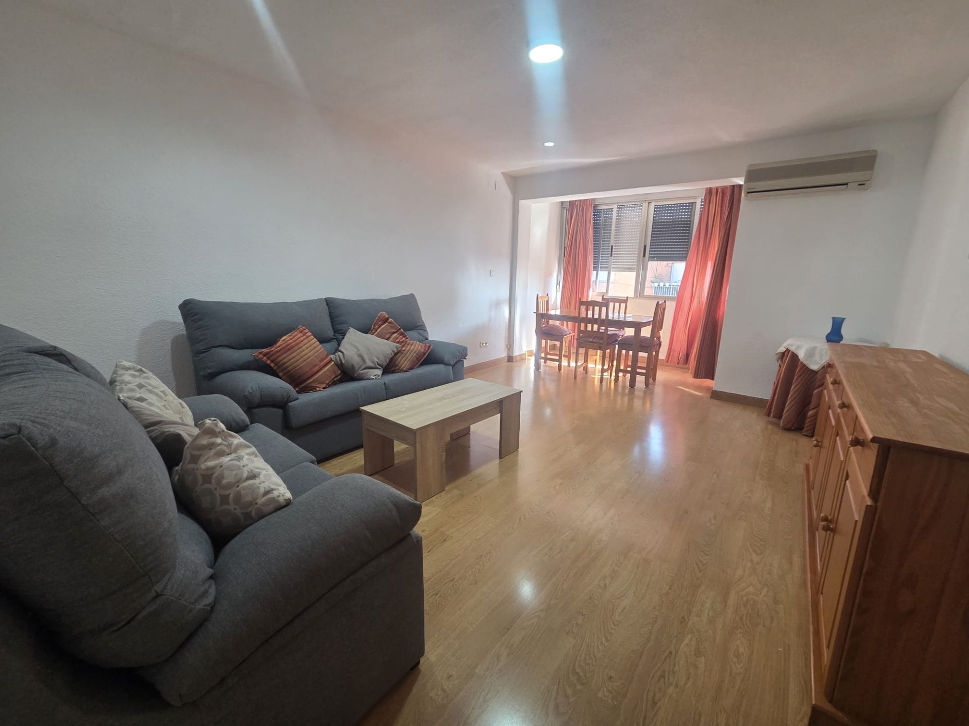 Sala de estar de Piso de alquiler en  Granada Capital con Aire acondicionado, Amueblado y Horno