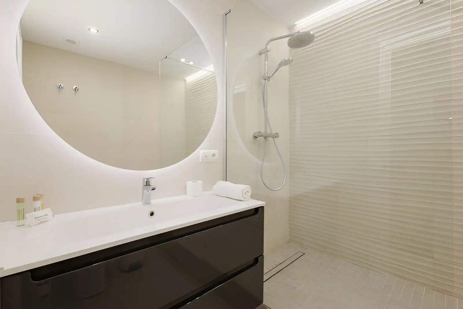 Badezimmer von Erdgeschoss zum Verkauf in Marbella mit Klimaanlage, Privatgarten und Terrasse