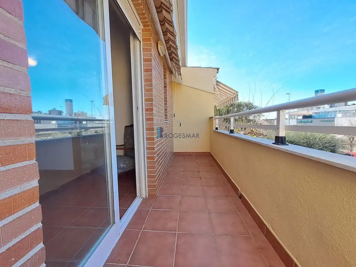 Terrasse von Einfamilien-Reihenhaus zum Verkauf in Benicasim / Benicàssim mit Privatgarten, Terrasse und Balkon