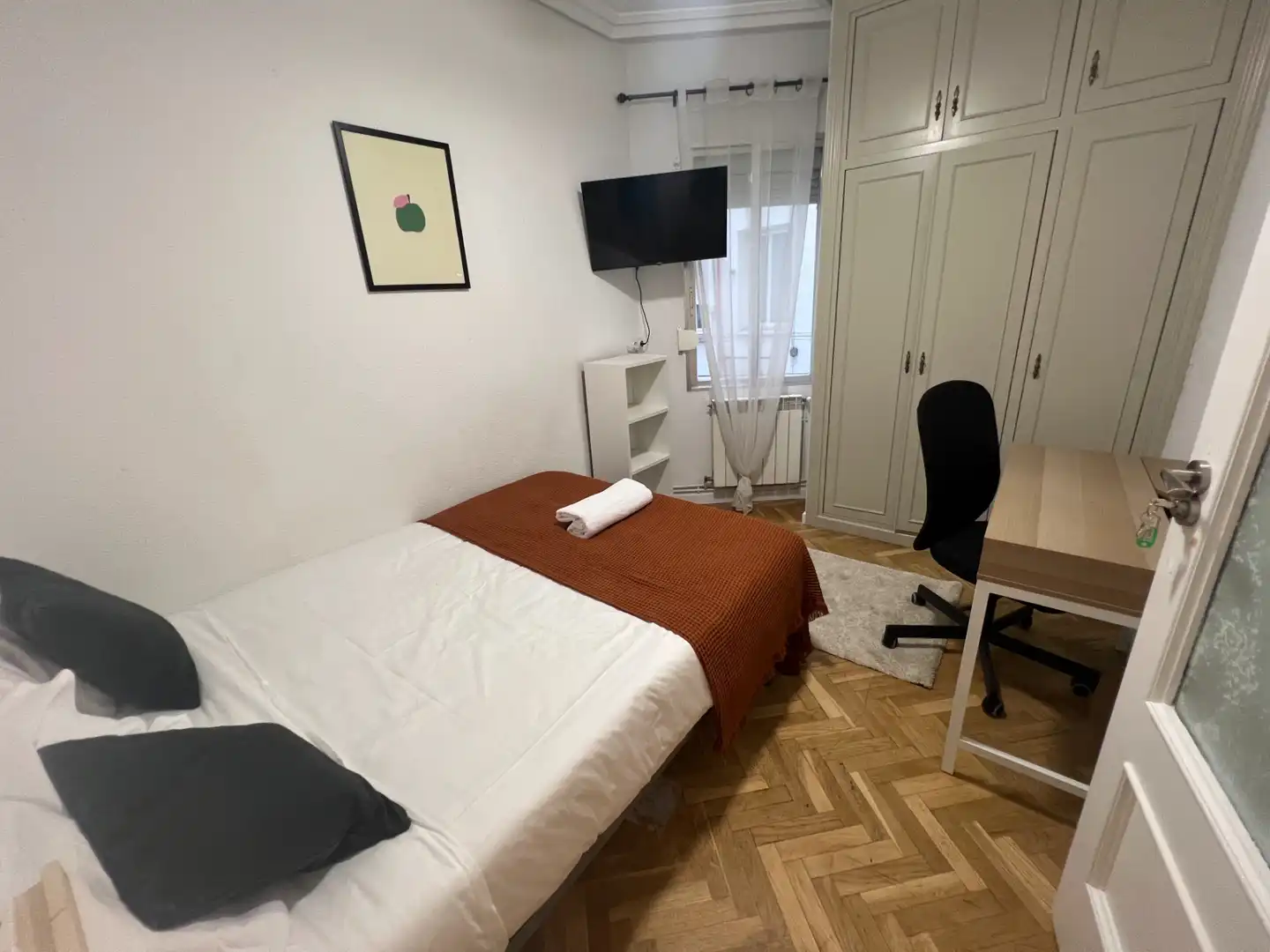 Dormitori de Pis de lloguer en Madrid amb Calefacció, Moblat i Rentadora