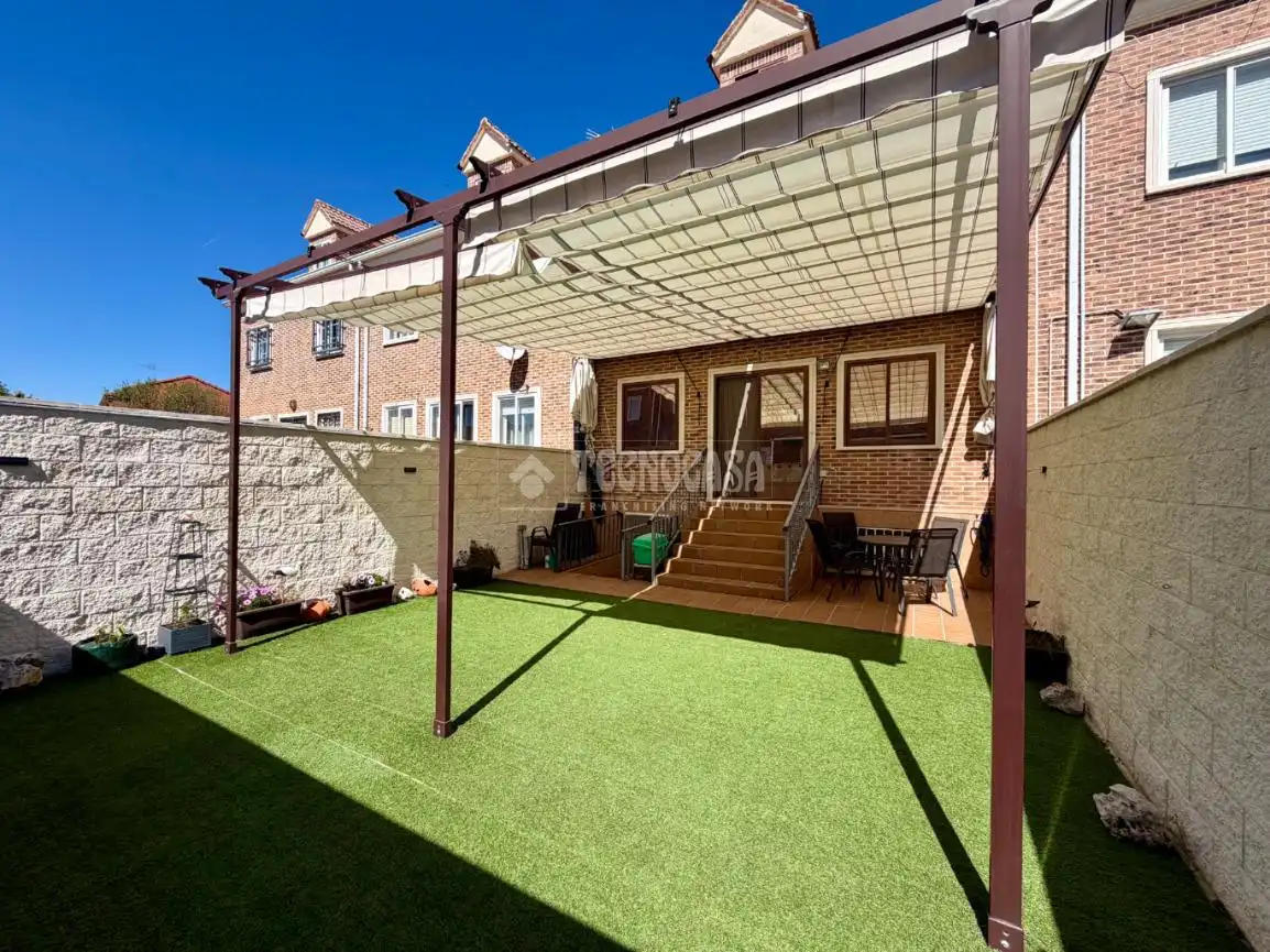 Terrasse von Einfamilien-Reihenhaus zum Verkauf in Azuqueca de Henares mit Klimaanlage und Heizung