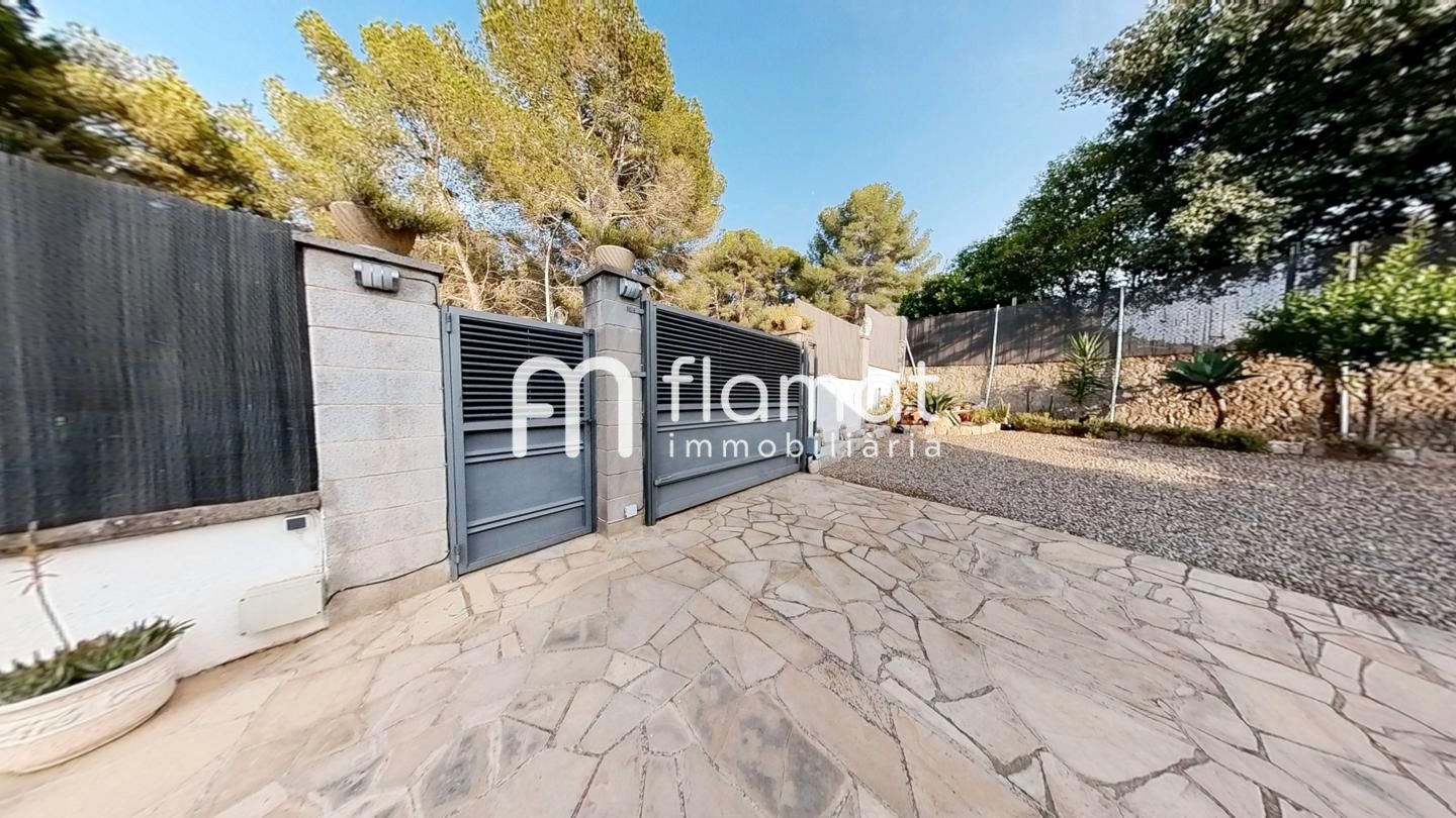 Vista exterior de Casa o xalet en venda en Els Pallaresos amb Piscina i Balcó