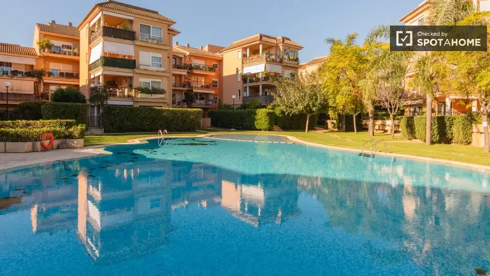 Piscina de Pis de lloguer en Godella amb Aire condicionat, Calefacció i Moblat