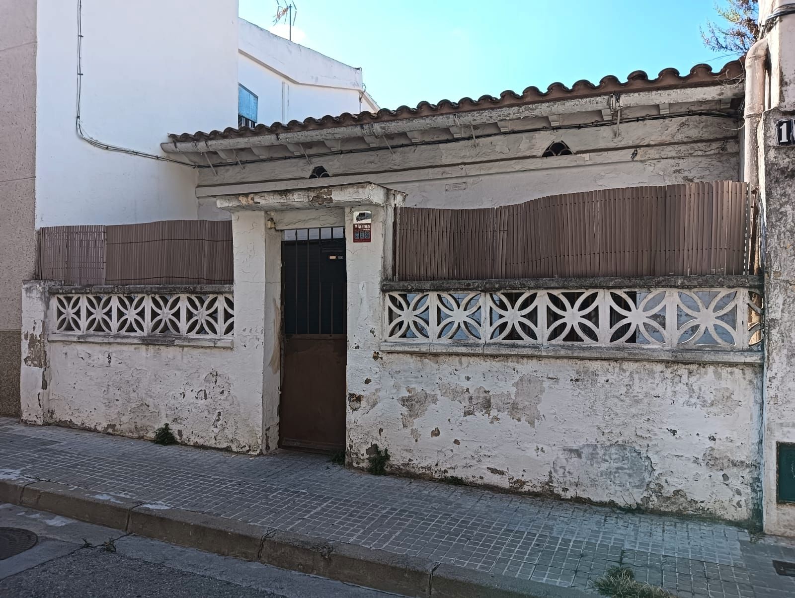 Vista exterior de Casa o xalet en venda en Rubí amb Terrassa, Traster i Alarma