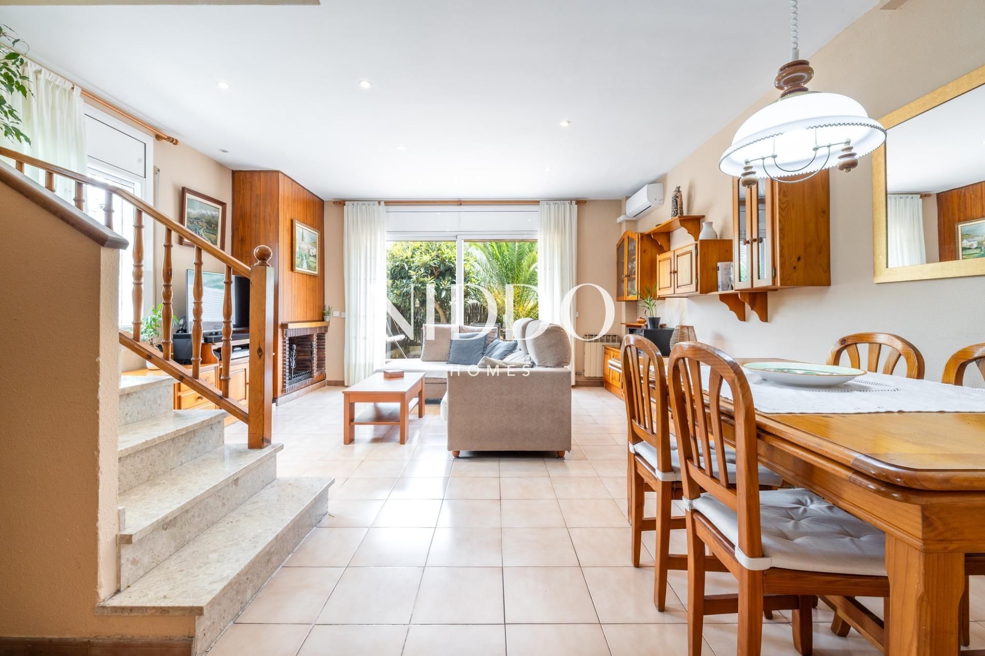 Sala d'estar de Casa adosada en venda en Sant Cugat del Vallès amb Aire condicionat, Calefacció i Jardí privat