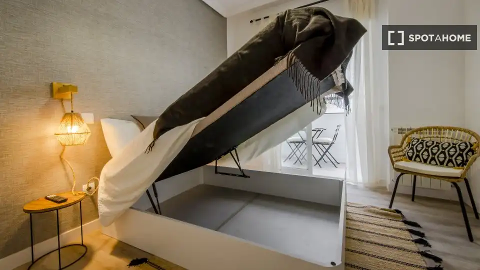 Bedroom of Flat for rent in Madrid  with Air Conditioner, Heating and Furnished