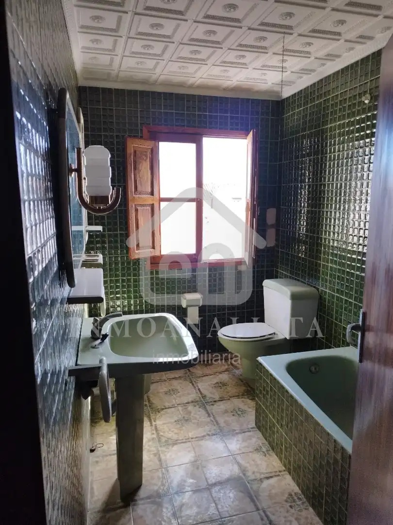 Bathroom of Houses for sale in Requena  with Terrace and Balcony