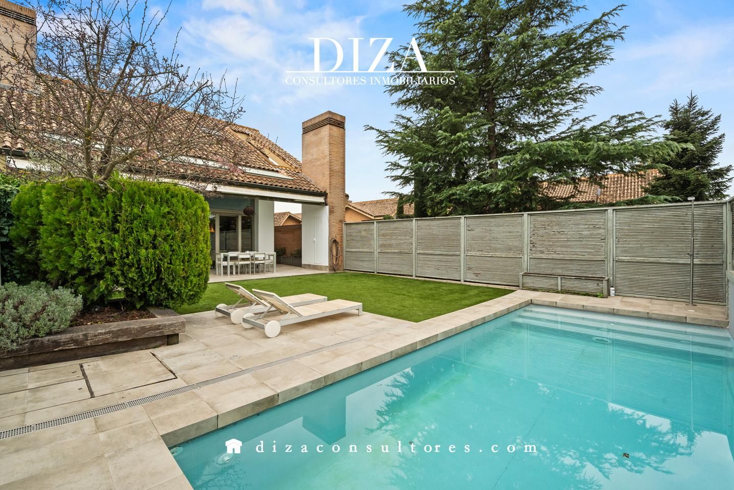 Exterior view of Single-family semi-detached for sale in Pozuelo de Alarcón  with Air Conditioner, Heating and Private garden