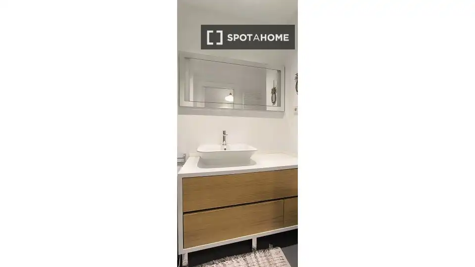 Bathroom of Flat for rent in Madrid  with Air Conditioner, Heating and Furnished