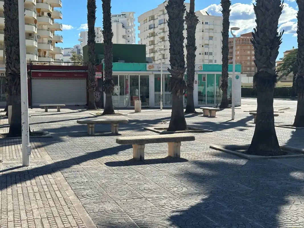 Vista exterior de Local de alquiler en Gandia con Terraza y Alarma
