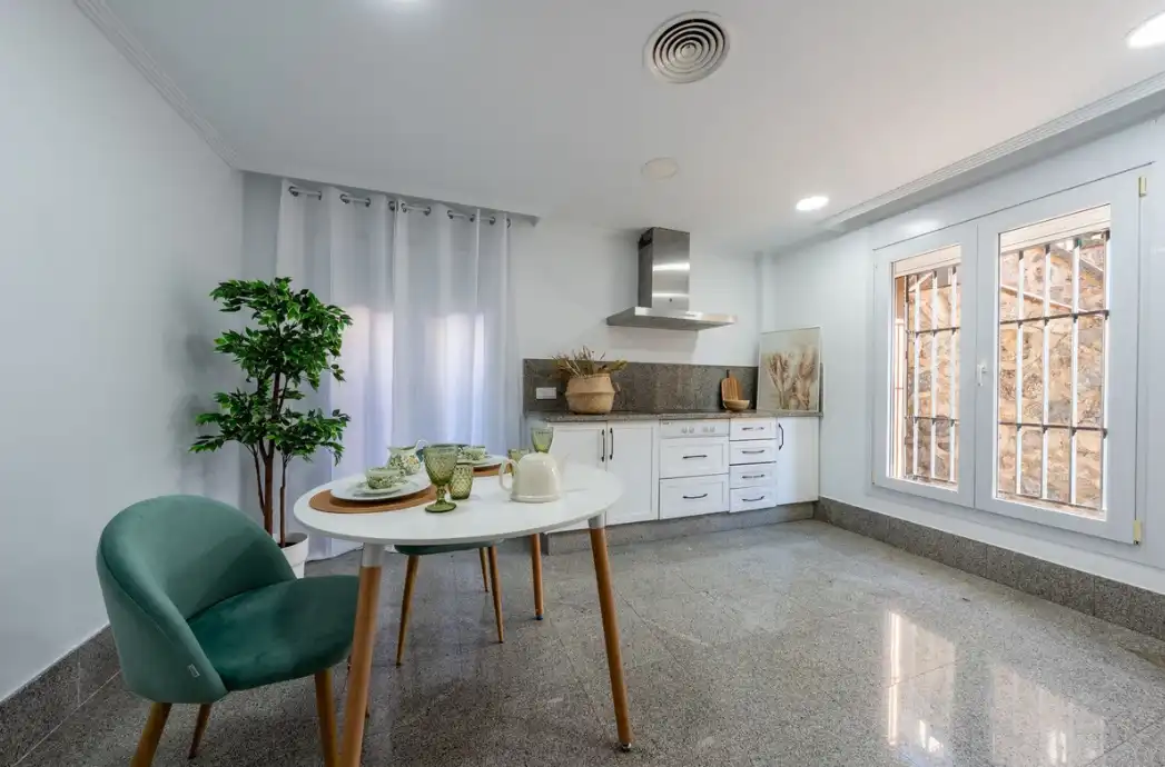 Cuina de Casa adosada en venda en Marbella amb Aire condicionat, Jardí privat i Terrassa