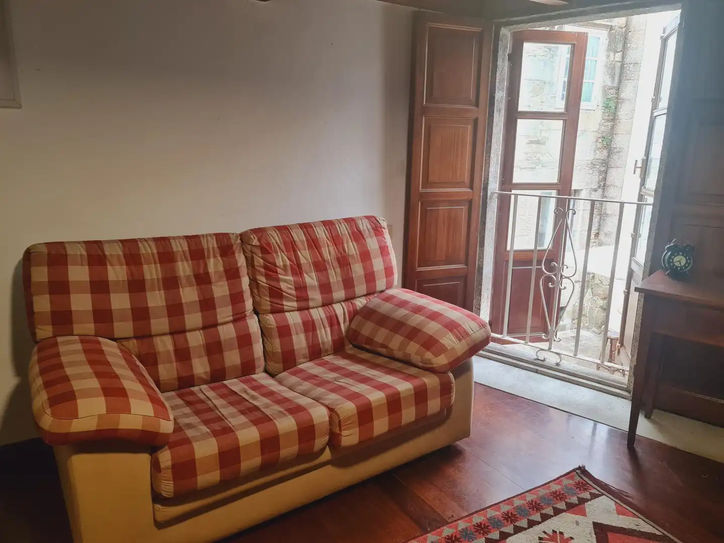 Sala d'estar de Casa adosada en venda en Santiago de Compostela  amb Balcó