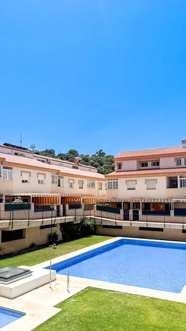 Vista exterior de Casa adosada en venda en Alhaurín de la Torre amb Aire condicionat, Jardí privat i Terrassa