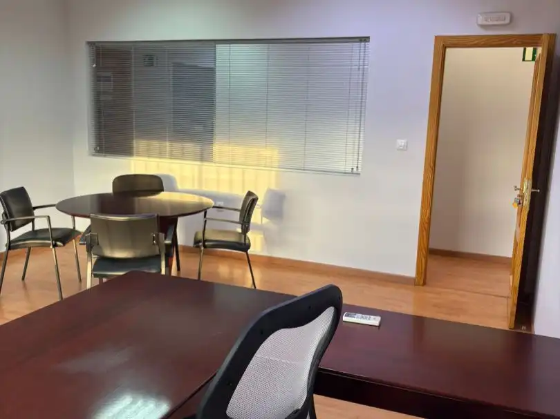 Büro zur Miete in Almendralejo mit Klimaanlage, Heizung und Möbliert