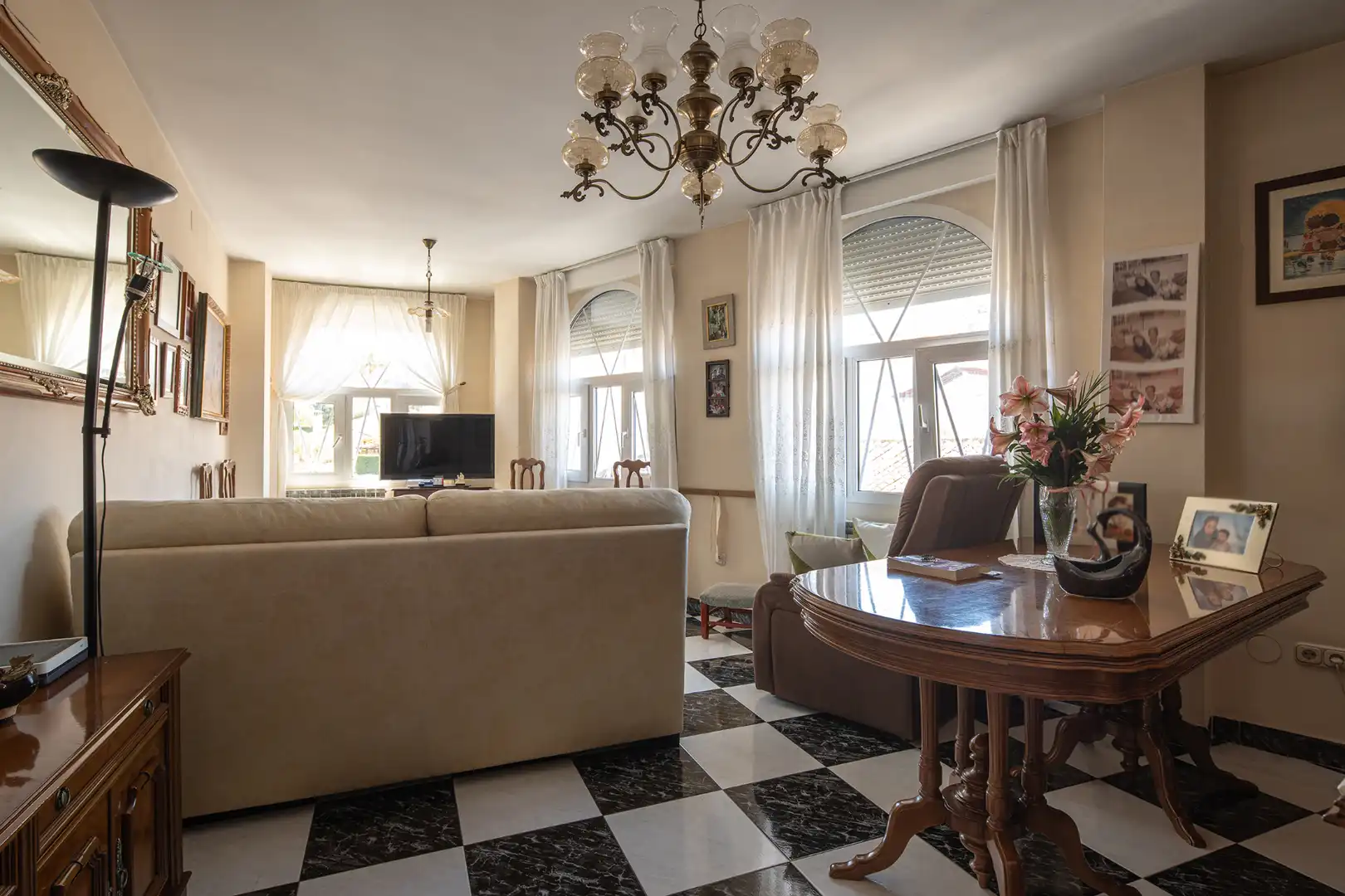 Sala d'estar de Casa adosada en venda en La Zubia amb Calefacció, Terrassa i Moblat