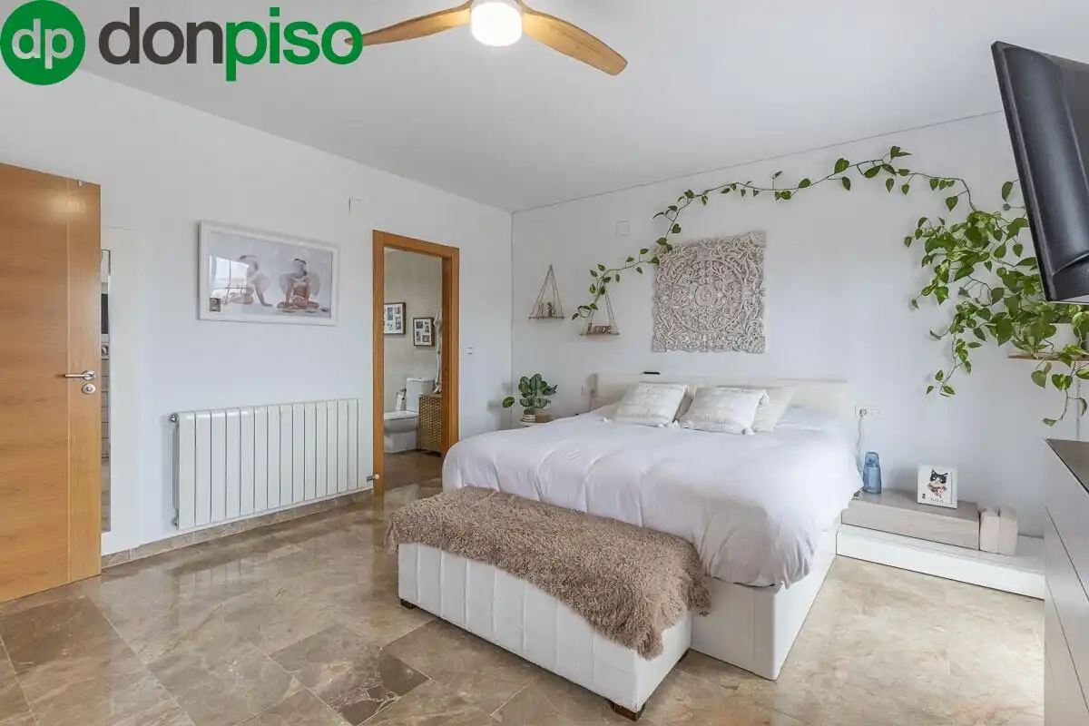 Habitación de Casa adosada en venta en Churriana de la Vega con Aire acondicionado, Jardín privado y Terraza