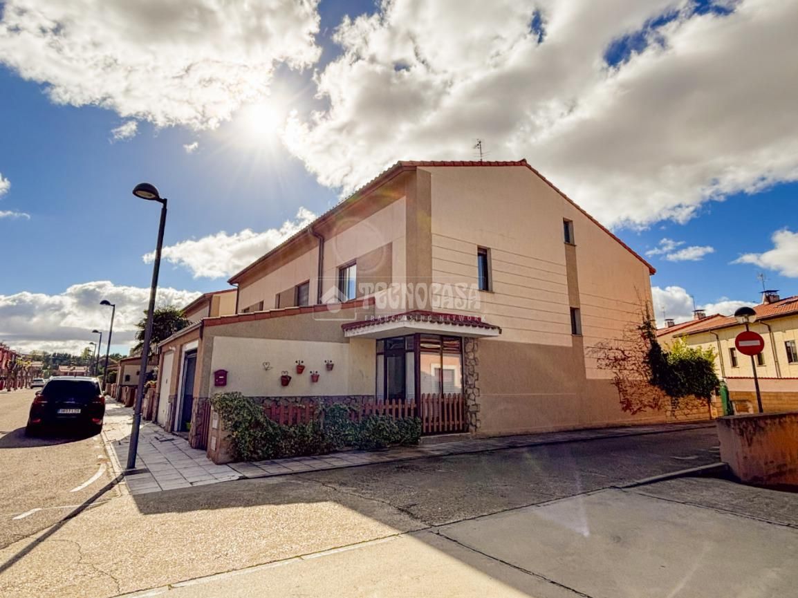 Vista exterior de Casa adosada en venta en Monterrubio de Armuña con Calefacción y Terraza