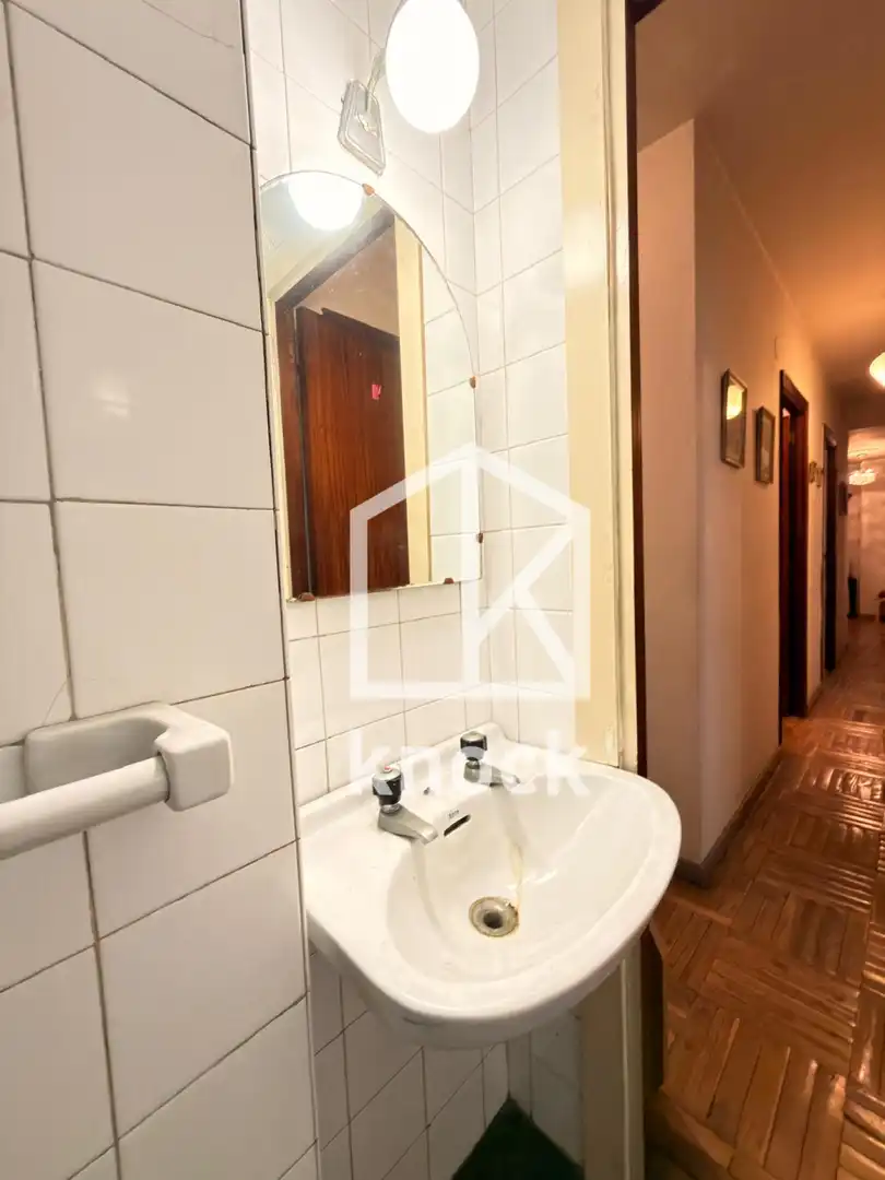 Bany de Pis en venda en Oviedo  amb Calefacció, Parquet i Traster