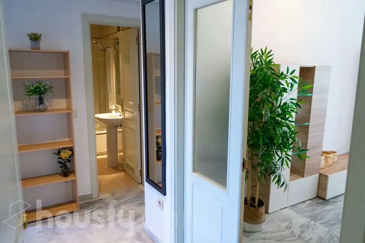Badezimmer von Wohnung zur Miete in Sevilla mit Klimaanlage, Heizung und Terrasse