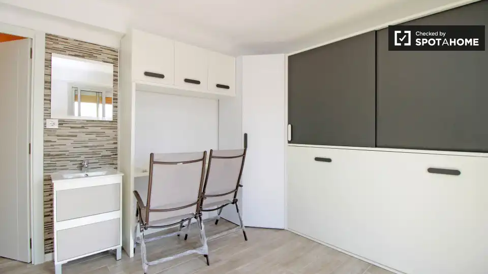 Room in La Verneda i la Pau