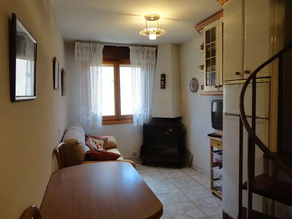 Sala d'estar de Finca rústica en venda en Riocavado de la Sierra amb Moblat